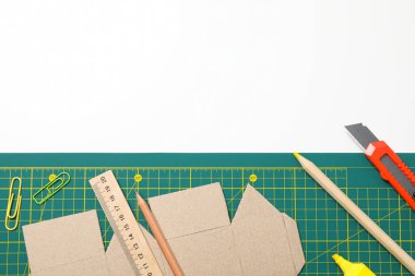 Beyaz arkaplan üzerindeki yamalı aksesuarlar konsepti, kesme paspası