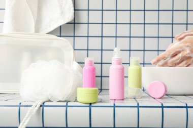 Banyoda bakım ürünleriyle dolu bir raf..