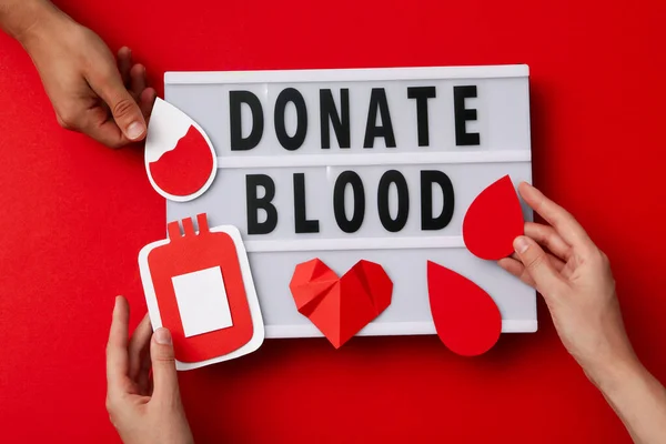Kontainer Darah Tangan Dengan Hati Merah Latar Belakang Merah Donasi — Stok Foto