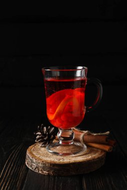 Lezzetli sıcak içecek kavramı - çay, çilek - meyve çayı