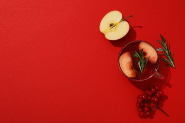 Lezzetli sıcak içecek kavramı - çay, çilek - meyve çayı