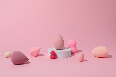 Pembe arkaplanda kozmetik süngerler, metin için boşluk