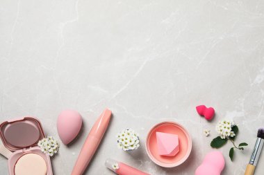 Işık arkaplanı üzerindeki dekoratif kozmetik ürünleri, metin için boşluk