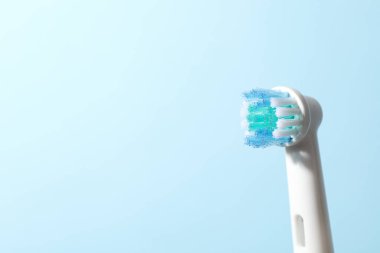 Mavi arkaplanda diş fırçası, metin için boşluk