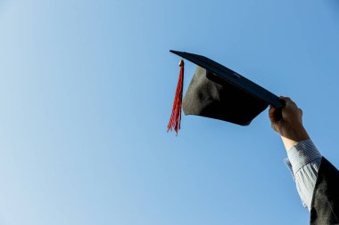 Manto ve şapka kadın elinde gökyüzüne karşı, yazı için boşluk