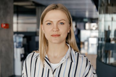 Ofisteki genç bir kızın portresi.