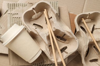 Kraft kartonu geri dönüşüm konsepti. Kaynakların akıllıca kullanımı.