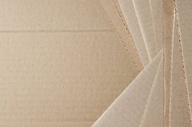 Masanın üzerindeki oyulmuş karton katmanlar halinde serilmiştir..