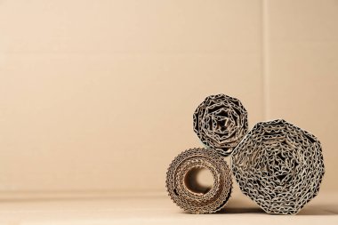 Oluklu karton masaya rulo şeklinde serilmiştir..