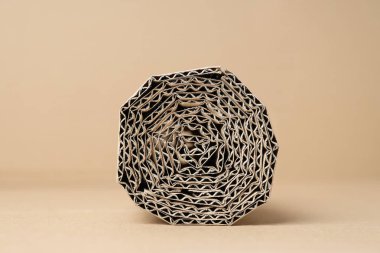 Oluklu karton masaya rulo şeklinde serilmiştir..