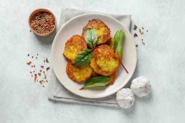 Lezzetli yemek konsepti. Lezzetli patates kızartması.