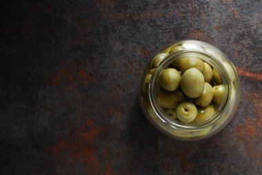 Gri arkaplanda zeytin kavanozu, metin için boşluk