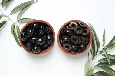 Beyaz arka planda, ahşap kaselerde zeytinler, üst manzara