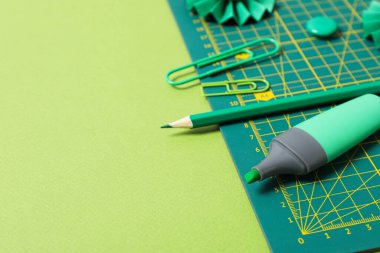 Yeşil arkaplan üzerindeki yama için aksesuar kavramı, paspas kesimi