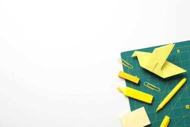 Beyaz arkaplan üzerindeki yamalı aksesuarlar konsepti, kesme paspası