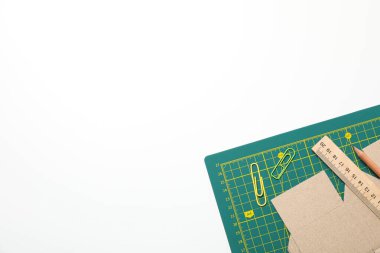 Beyaz arkaplan üzerindeki yamalı aksesuarlar konsepti, kesme paspası