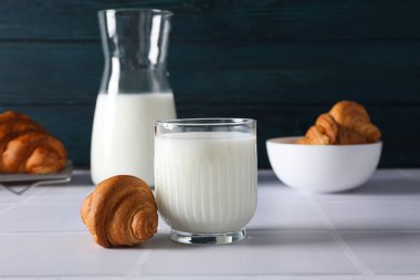 Kahvaltı Lezzetli Yemek Konsepti - Fırın ürünleriyle süt