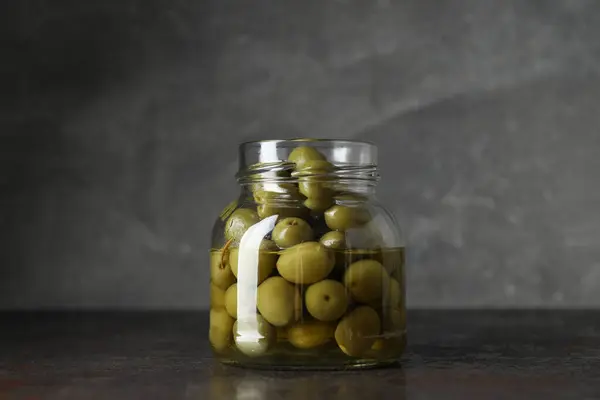 Olive Vaso Sfondo Grigio Vicino — Foto Stock
