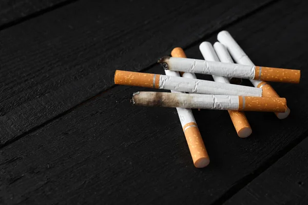 Έννοια Του Εθισμού Στο Κάπνισμα Ένας Σωρός Από Τσιγάρα Σκούρο — Φωτογραφία Αρχείου