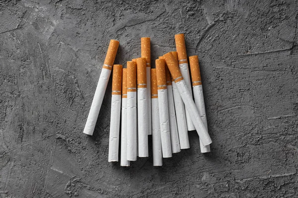 Έννοια Του Εθισμού Στο Κάπνισμα Ολόκληρα Τσιγάρα Σωρός Στο Τραπέζι — Φωτογραφία Αρχείου