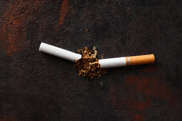 Έννοια Του Εθισμού Στο Κάπνισμα Σπασμένο Τσιγάρο Κοντινό Πλάνο — Φωτογραφία Αρχείου