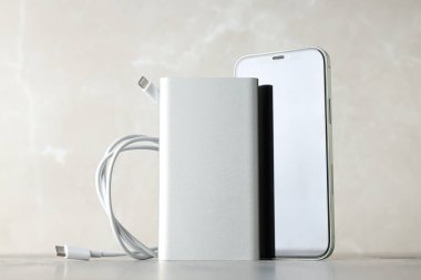 Işık arkaplanda Powerbank, kablo ve akıllı telefon