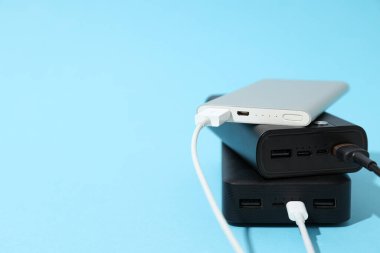 Mavi arkaplan üzerindeki güç bankaları ve kabloları, metin için boşluk