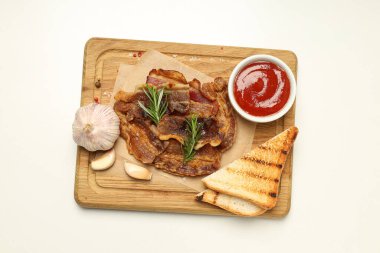 Lezzetli kahvaltı ve lezzetli et yemeği konsepti - kızarmış domuz pastırması