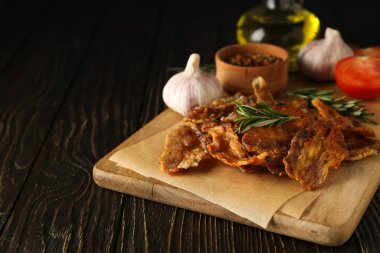 Lezzetli kahvaltı ve lezzetli et yemeği konsepti - kızarmış domuz pastırması