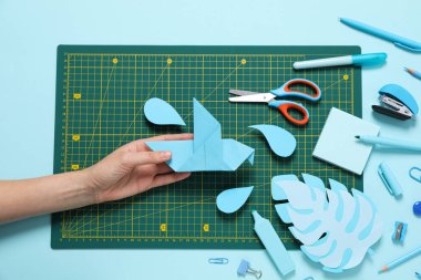 Turkuaz arka planda yamalı aksesuar konsepti, paspas kesimi