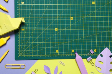 Sarı arkaplan ve paspas kesimi üzerine yama işi aksesuarları konsepti