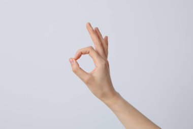 Kadın eli iyi bir jest gösteriyor. Tamam el işareti