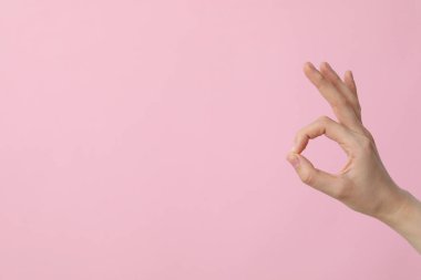 Kadın eli iyi bir jest gösteriyor. Tamam el işareti, metin için yer