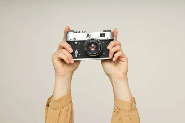 Vintage Kamera Weiblichen Händen Auf Hellem Hintergrund — Stockfoto