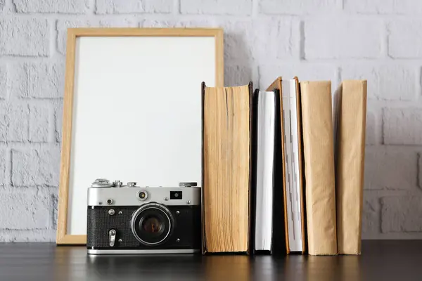 Vintage Kamera Fotorahmen Und Bücher Auf Tisch Auf Weißem Hintergrund — Stockfoto