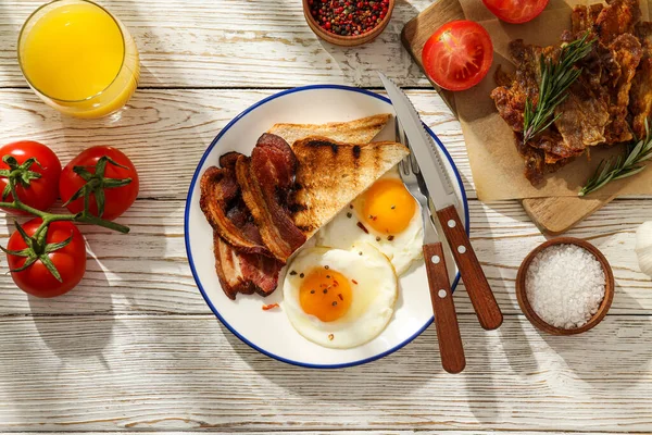 おいしい朝食と美味しい肉フードコンセプト 揚げベーコン — ストック写真