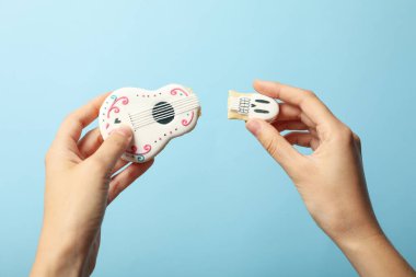 Ölümüne boyanmış, kırık bir Meksika gitarı, onun ellerinde..