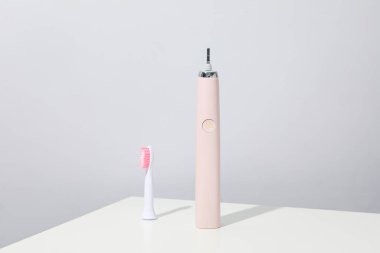 Gri arkaplanda elektrikli diş fırçası