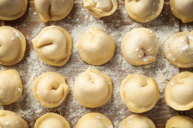 Çiğ hamur köfteleriyle ev yemeği kavramı