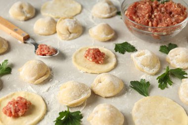 Çiğ hamur köfteleriyle ev yemeği kavramı