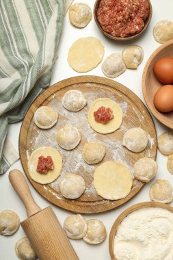 Çiğ hamur köfteleriyle ev yemeği kavramı