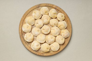 Çiğ hamur köfteleriyle ev yemeği kavramı