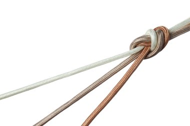 PNG, çok renkli örgülü kordonlar merkezdeki büyük bir düğümden yana ayrılır. Yaratıcı işbirliği ve değişim kavramı beyaz arka planda izole edilmiştir.