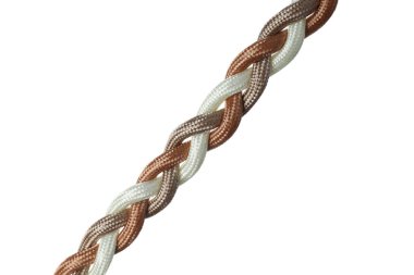 PNG, beyaz arka planda çok renkli ipler örülmüş. Birlik kavramı. Beyaz arkaplanda izole edilmiş.