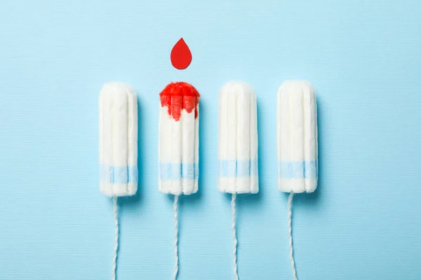 Tampões Para Dias Menstruais Fundo Azul — Fotografia de Stock