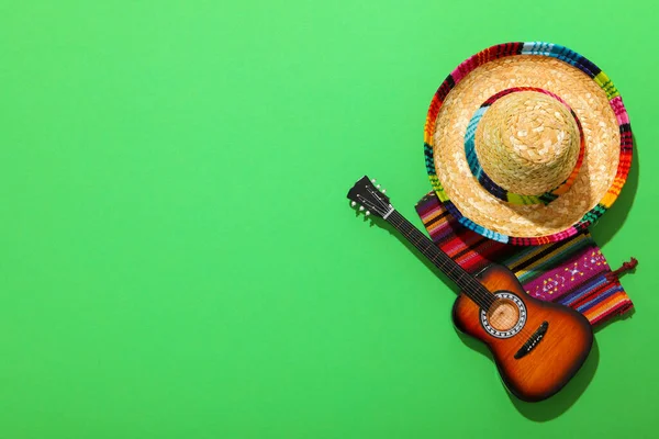 Mexikanska Matta Gitarr Och Sombrero Grön Bakgrund — Stockfoto