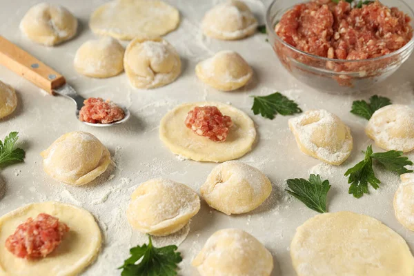 Çiğ hamur köfteleriyle ev yemeği kavramı