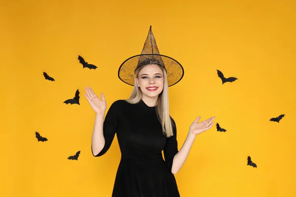 Una Chica Con Disfraz Halloween Sobre Fondo Amarillo —  Fotos de Stock