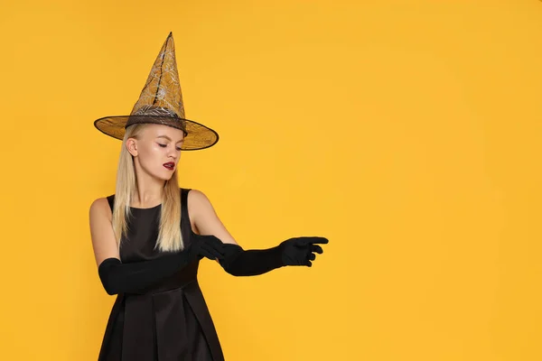 Una Chica Con Disfraz Halloween Sobre Fondo Amarillo —  Fotos de Stock