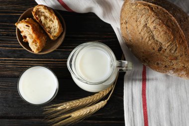 Kahvaltı Lezzetli Yemek Konsepti - Fırın ürünleriyle süt